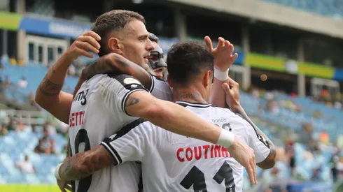 MT - CUIABA - 08/12/2024 - BRASILEIRO A 2024, CUIABA X VASCO - Vegetti jogador do Vasco comemora seu gol com jogadores do seu time durante partida contra o Cuiaba no estadio Arena Pantanal pelo campeonato Brasileiro A 2024. Foto: Gil Gomes/AGIF