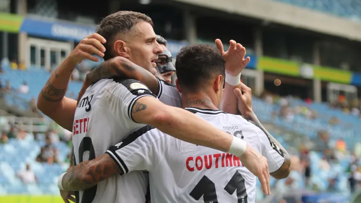 MT - CUIABA - 08/12/2024 - BRASILEIRO A 2024, CUIABA X VASCO - Vegetti jogador do Vasco comemora seu gol com jogadores do seu time durante partida contra o Cuiaba no estadio Arena Pantanal pelo campeonato Brasileiro A 2024. Foto: Gil Gomes/AGIF
