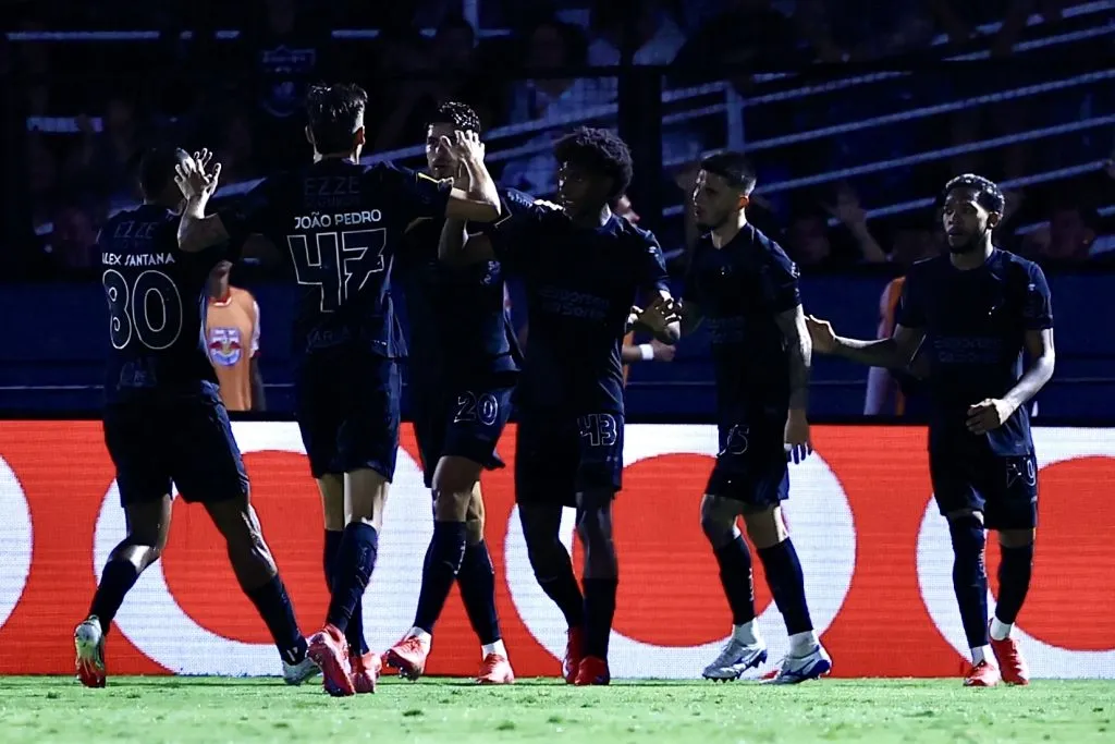 Elenco comemorando gol em Bragança. Foto: Marcello Zambrana/AGIF