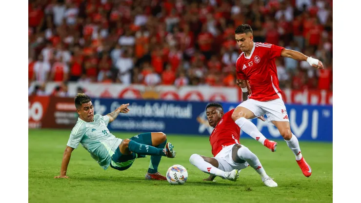 RS - PORTO ALEGRE - 16/01/2025 - AMISTOSO, INTERNACIONAL X MEXICO - Borre jogador do Internacional disputa lance com Alvarez jogador do Mexico durante partida no estadio Beira-Rio pelo campeonato Amistoso. Foto: Luiz Erbes/AGIF