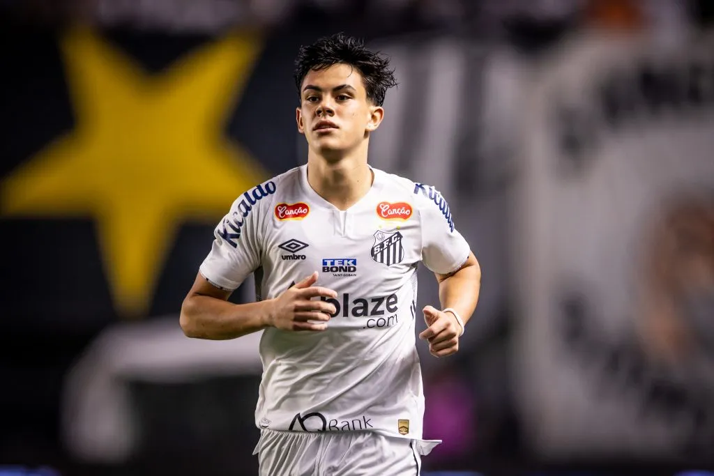 JP Chermont correndo com camisa do Santos - Foto: Abner Dourado/AGIF