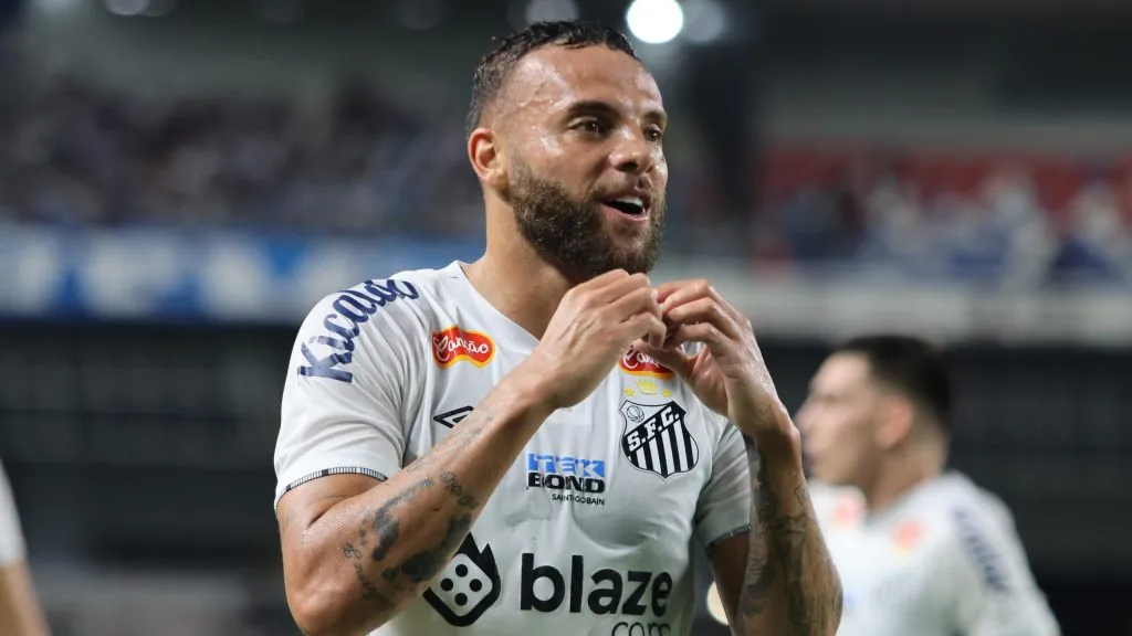 Guilherme comemorando após ter marcado gol. Foto: Fernando Torres/AGIF