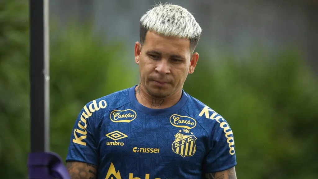 Soteldo com uniforme de treino azul do Santos - Foto: Reinaldo Campos/AGIF