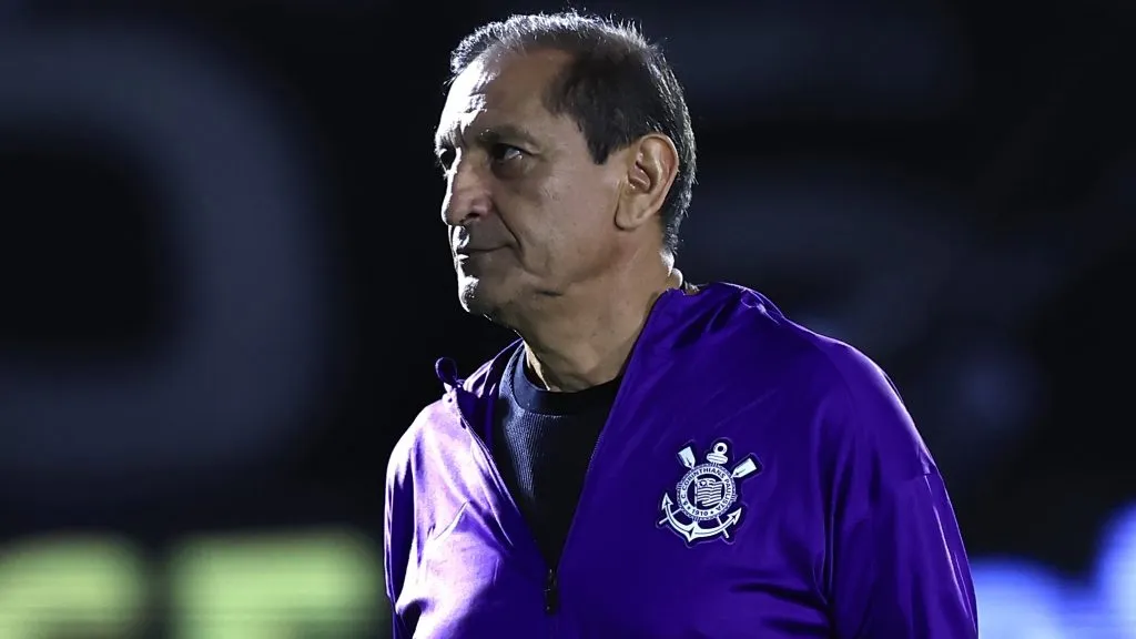 Treinador abriu o jogo sobre escolha pela saída de Fagner do elenco – Foto: Marcello Zambrana/AGIF