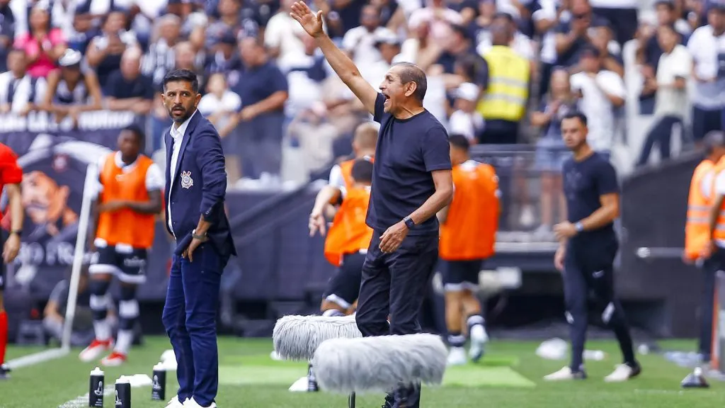 Ramón Díaz no Corinthians em 2024. Foto: Marco Miatelo/AGIF