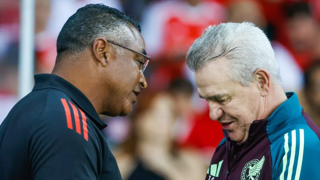 Roger Machado com o técnico do México em amistoso. Foto: Luiz Erbes/AGIF