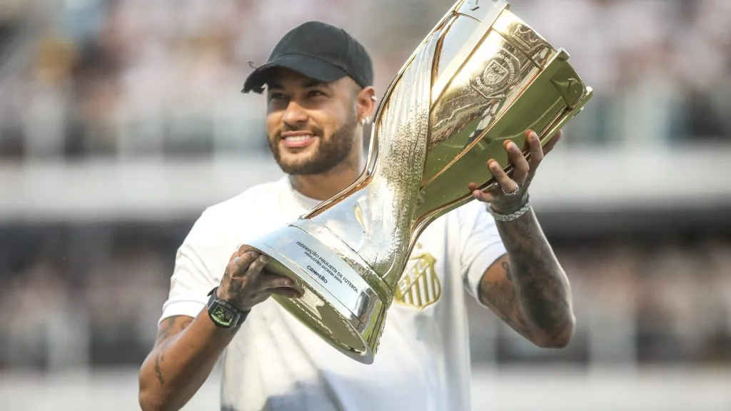Neymar Junior ex jogador do Santos com o trofeu do campeonato paulista antes da partida entre Santos e Palmeiras no estadio Vila Belmiro pelo campeonato Paulista 2024. Foto: Reinaldo Campos/AGIF