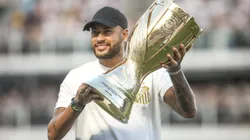 Neymar Junior ex jogador do Santos com o trofeu do campeonato paulista antes da partida entre Santos e Palmeiras no estadio Vila Belmiro pelo campeonato Paulista 2024. Foto: Reinaldo Campos/AGIF