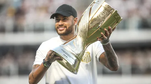 Neymar Junior ex jogador do Santos com o trofeu do campeonato paulista antes da partida entre Santos e Palmeiras no estadio Vila Belmiro pelo campeonato Paulista 2024. Foto: Reinaldo Campos/AGIF