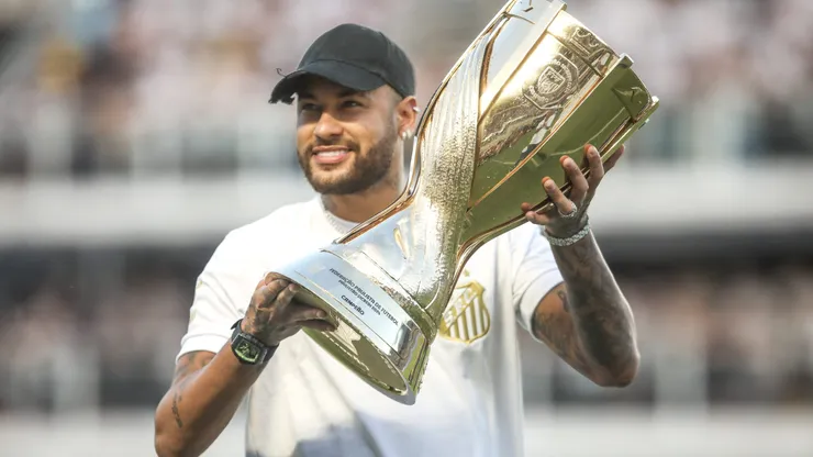 Neymar Junior ex jogador do Santos com o trofeu do campeonato paulista antes da partida entre Santos e Palmeiras no estadio Vila Belmiro pelo campeonato Paulista 2024. Foto: Reinaldo Campos/AGIF