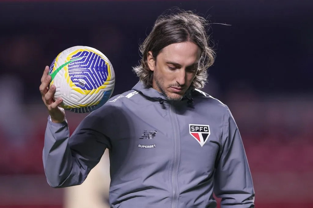 SP – SAO PAULO – 04/12/2024 – BRASILEIRO A 2024, SAO PAULO X JUVENTUDE – Luis Zubeldia tecnico do Sao Paulo durante aquecimento para partida contra o Juventude no estadio Morumbi pelo campeonato Brasileiro A 2024. Foto: Ettore Chiereguini/AGIF