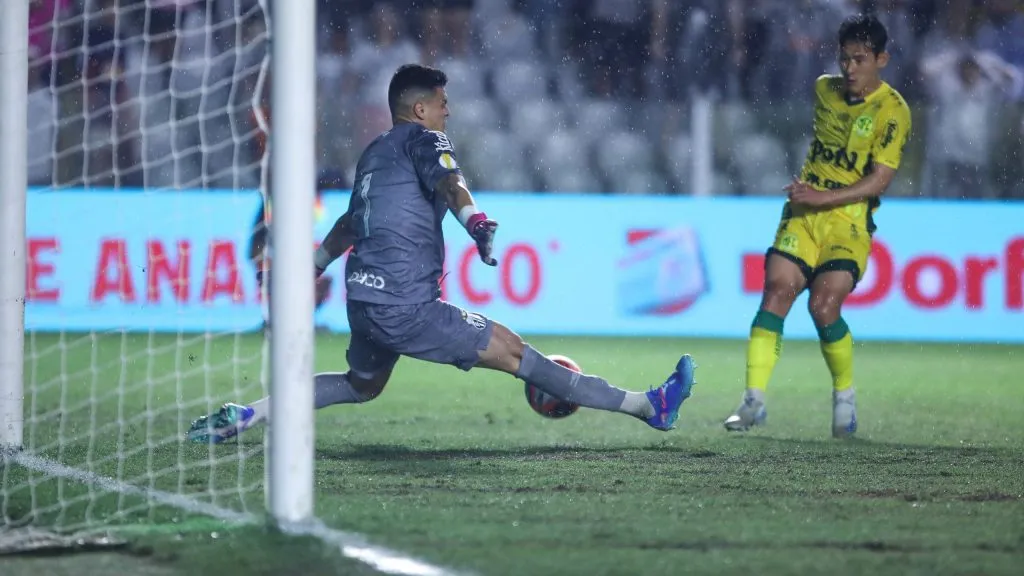 Gabriel Brazão em jogo contra o Mirassol