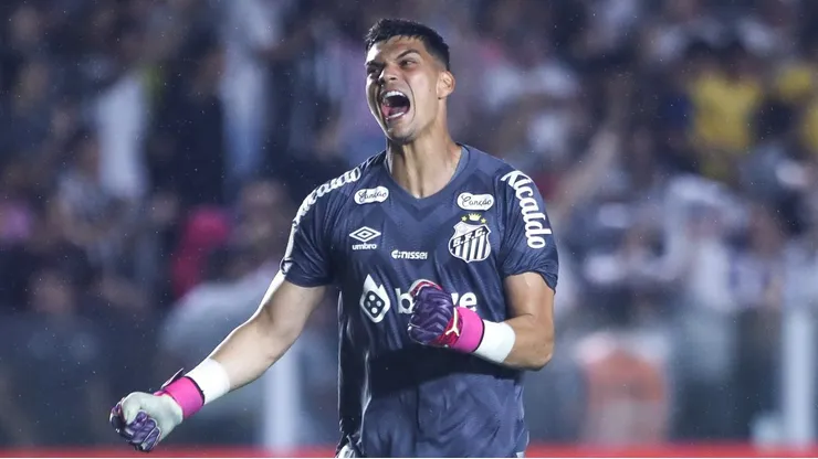 Gabriel Brazão, em ação pelo Santos - Foto: Campos/AGIF)