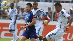 Jogadores de Ponte Preta e Santos dividem bola em partida no Moisés Lucarelli. Foto: Foto Arena LTDA / Alamy Stock Photo