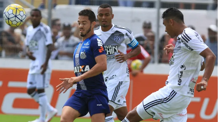 Jogadores de Ponte Preta e Santos dividem bola em partida no Moisés Lucarelli. Foto: Foto Arena LTDA / Alamy Stock Photo