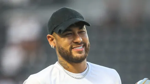 Neymar, atacante do Al-Hilal, na Vila Belmiro. Foto: Reinaldo Campos/AGIF.