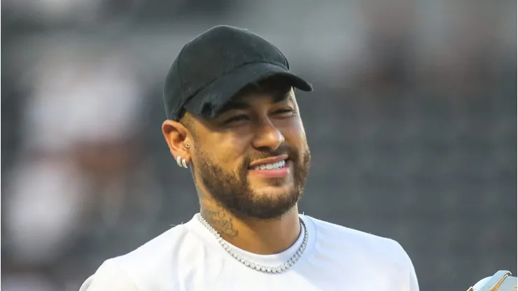 Neymar, atacante do Al-Hilal, na Vila Belmiro. Foto: Reinaldo Campos/AGIF.