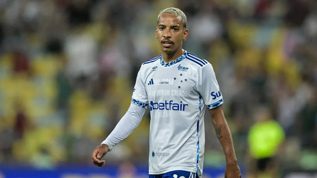 Matheus Pereira em partida pela Raposa