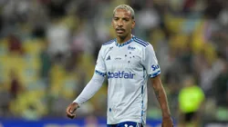 Matheus Pereira em partida pela Raposa