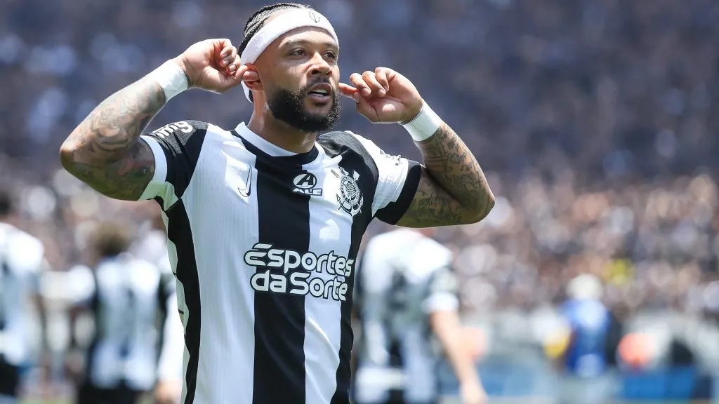 Memphis Depay comemorando gol pelo Corinthians