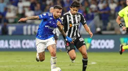 Matheus Henrique jogador do Cruzeiro disputa lance com Gustavo Scarpa jogador do Atletico-MG. Foto: Gilson Lobo/AGIF