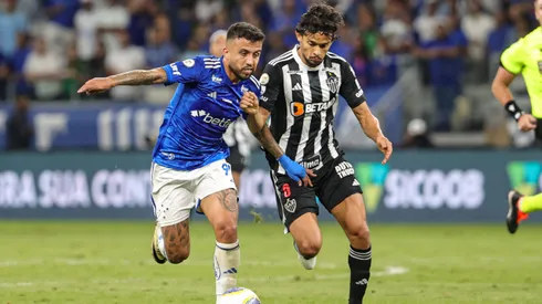 Matheus Henrique jogador do Cruzeiro disputa lance com Gustavo Scarpa jogador do Atletico-MG. Foto: Gilson Lobo/AGIF