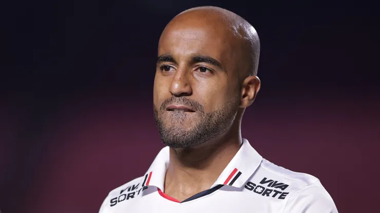 Lucas Moura foi alvo de conselheiro do Palmeiras em polêmica de gramado sintético nesta 3ª