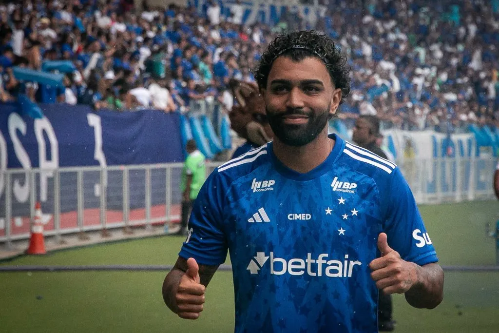 MG – BELO HORIZONTE – 04/01/2025 – CRUZEIRO, APRESENTACAO GABIGOL – Gabigol durante sua apresentacao oficial como jogador do Cruzeiro em coletiva de imprensa realizada no Mineirao. Foto: Fernando Moreno/AGIF