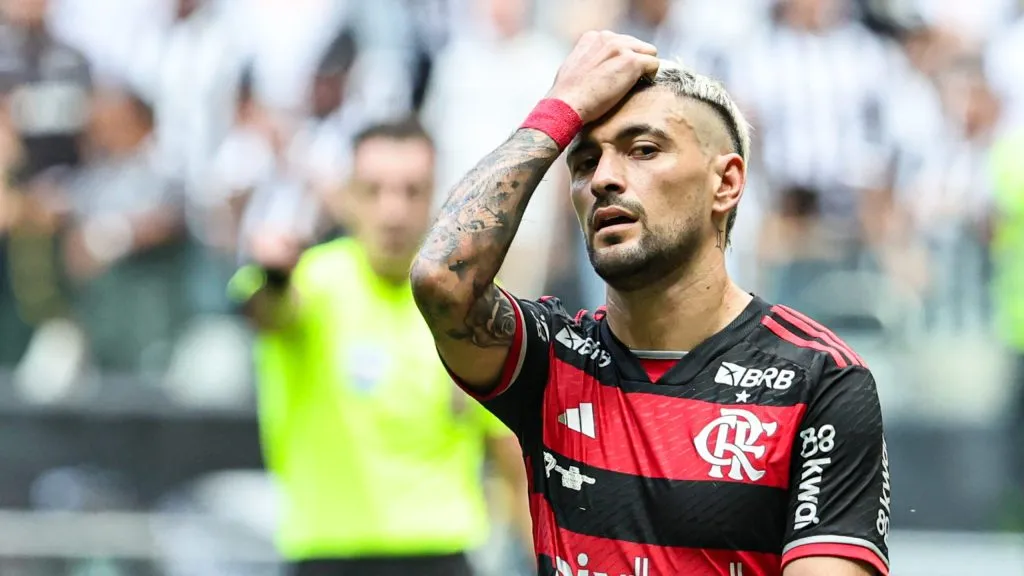 Arrascaeta com a camisa do Flamengo. Foto: Gilson Lobo/AGIF