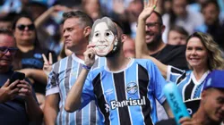 Torcida do Gremio com mascaras em homenagem a Pedro Geromel durante partida contra Corinthians no estadio Arena do Gremio pelo campeonato Brasileiro A 2024. Foto: Maxi Franzoi/AGIF