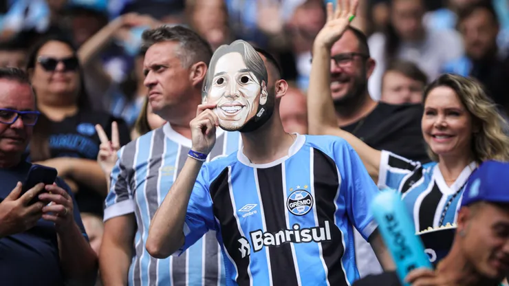 Torcida do Gremio com mascaras em homenagem a Pedro Geromel durante partida contra Corinthians no estadio Arena do Gremio pelo campeonato Brasileiro A 2024. Foto: Maxi Franzoi/AGIF