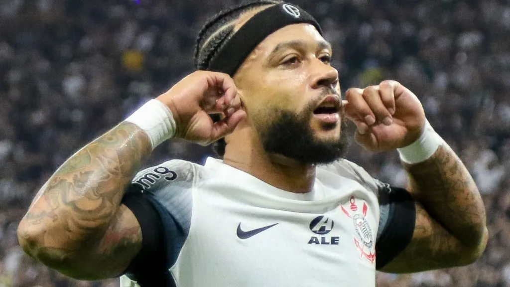 Memphis Depay fazendo comemoração habitual - Foto: Joisel Amaral/AGIF