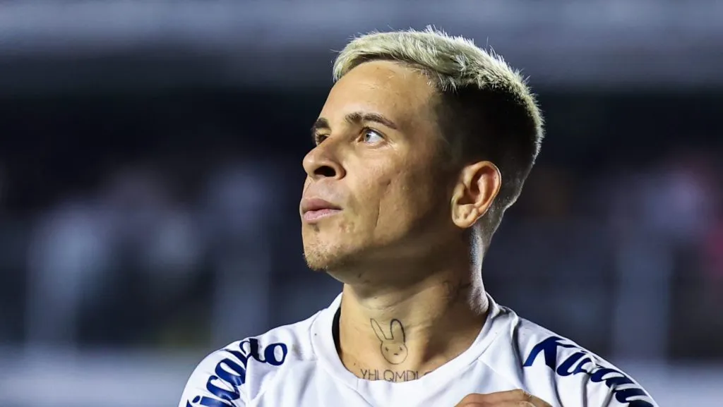 Foto: Marcello Zambrana/AGIF – Soteldo deve retornar no Santos apenas contra o Palmeiras.