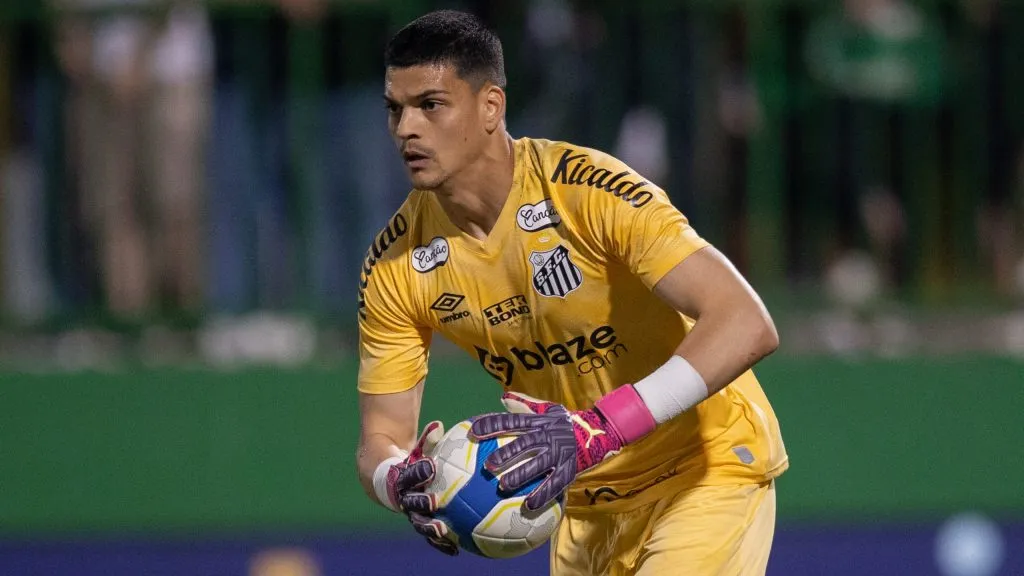 Gabriel Brazão em partida pelo Santos