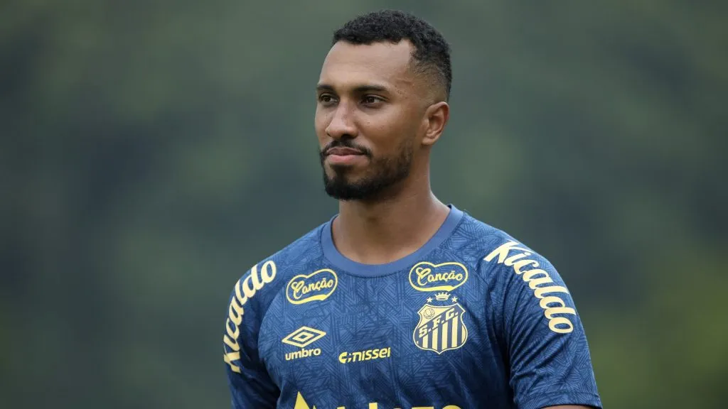 Lucas Braga em treino pelo Santos