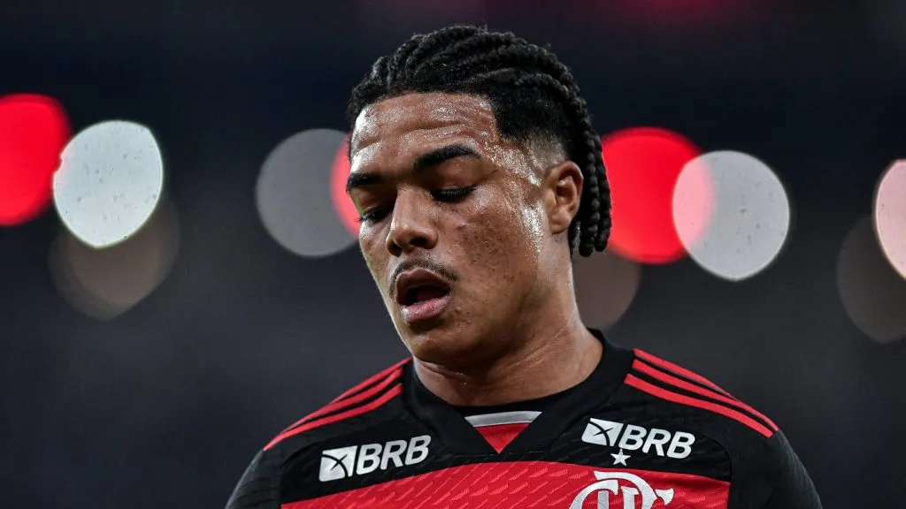 Igor Jesus durante jogo do Flamengo (Foto: Thiago Ribeiro/AGIF)