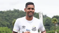 Aderlan, em ação pelo Santos - Foto: Reinaldo Campos/AGIF)
