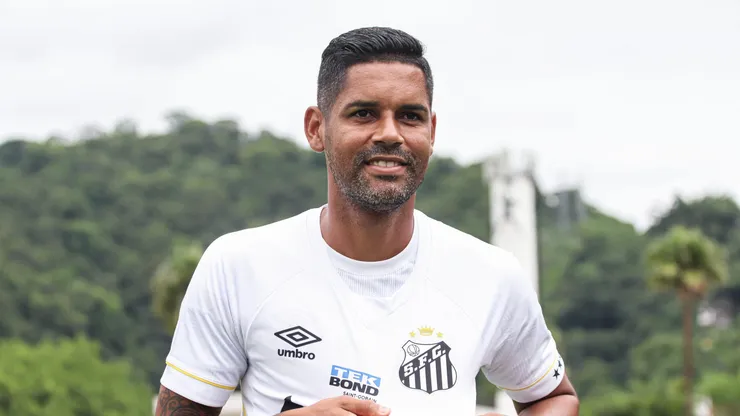 Aderlan, em ação pelo Santos - Foto: Reinaldo Campos/AGIF)