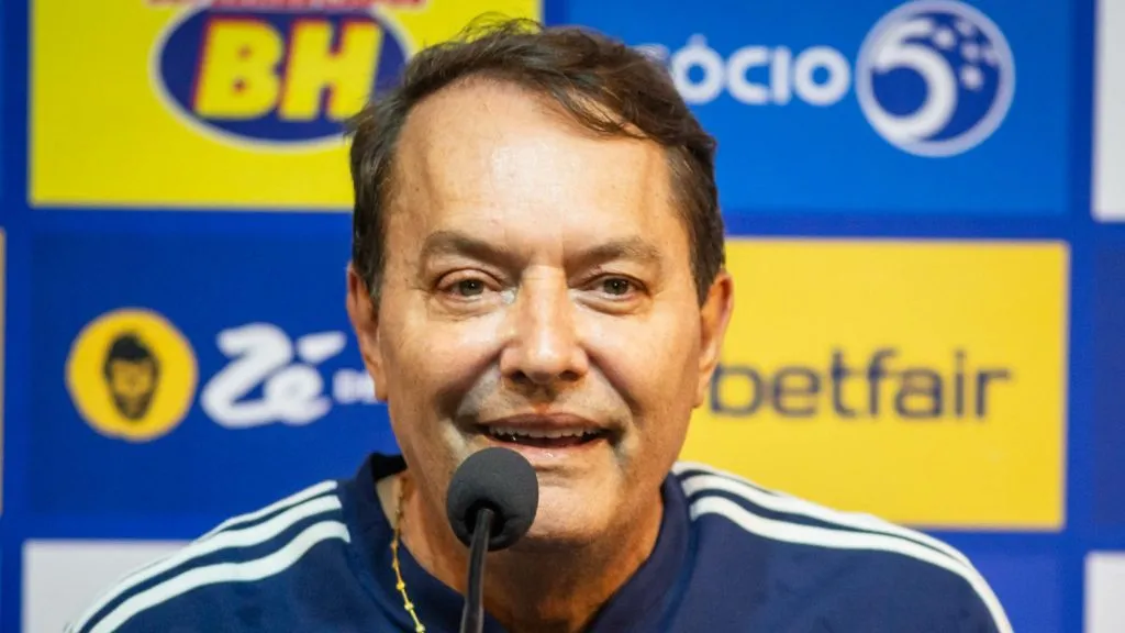 Foto: Fernando Moreno/AGIF – Torcedores cobram demissão, mas Pedro Lourenço não pensa em trocar a comissão técnica.