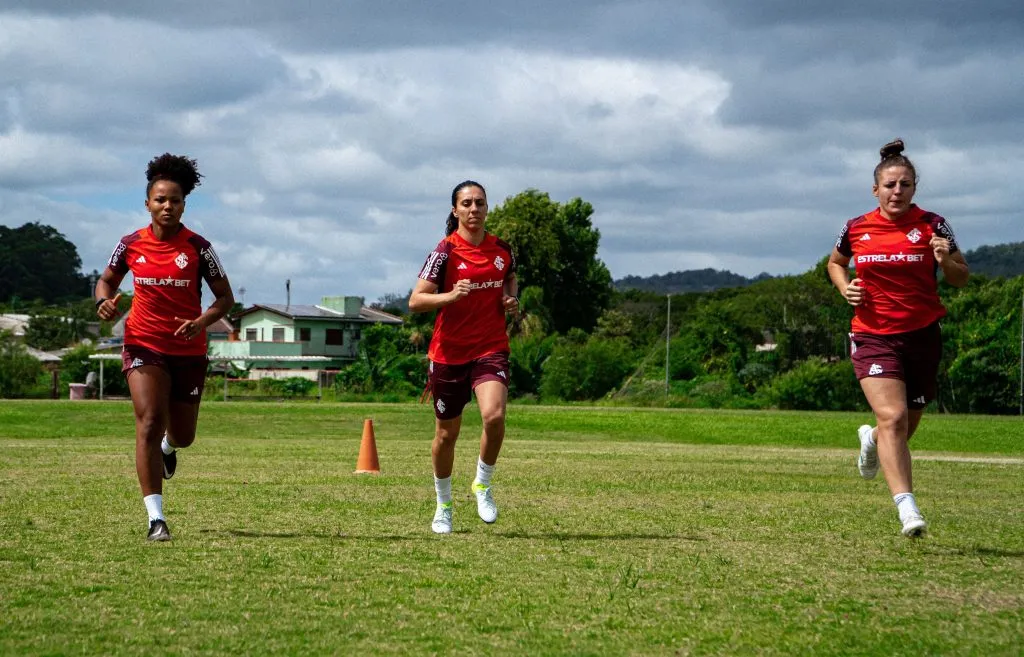 Letícia Debiasi, durante treino coletivo da pré-temporada com as companheiras das Gurias Coloradas. Foto: Lara Vantzen / Internacional