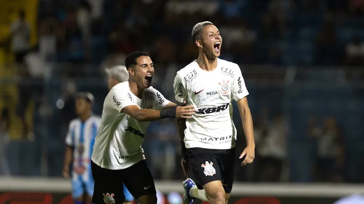 SP - MARILIA - 03/01/2024 - COPA SAO PAULO 2024, CORINTHIANS X JI-PARANA - Kayke do Corinthians comemora seu gol com Higor Farias da sua equipe durante partida contra o Ji-Parana no estadio Abreuzao pelo campeonato Copa Sao Paulo 2024. Foto: Leonardo LIMA/AGIF