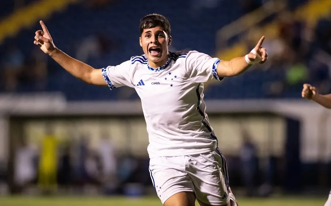 Cauan Baptistella, joia do Cruzeiro que conquistou o coração da torcida celeste, que pediu mais mais minutagem nos próximos jogos para o atacante contribuir com a equipe. Foto: Guilherme Veiga/Cruzeiro