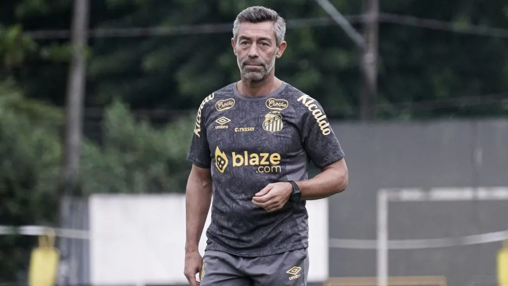 Pedro Caixinha durante treino Santos – Foto: Raul Baretta/Santos
