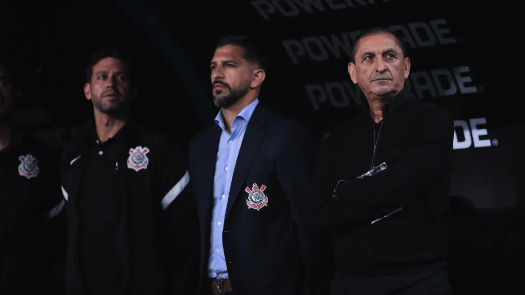 Ramón e Emiliano Díaz no banco de reservas do Corinthians. Foto: Ettore Chiereguini/AGIF