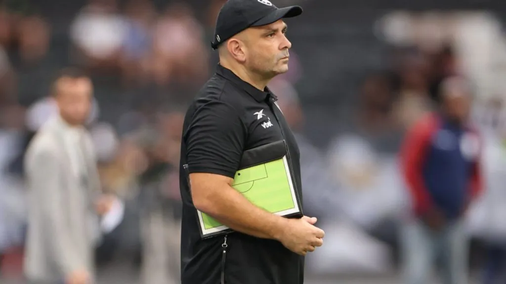 Carlos Leiria, técnico interino do Botafogo