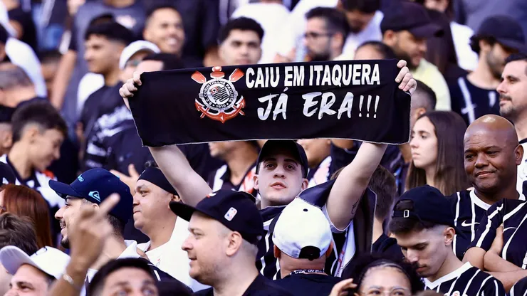 Torcida do Timão se manifestando na Arena. Foto: Marcello Zambrana / AGIF