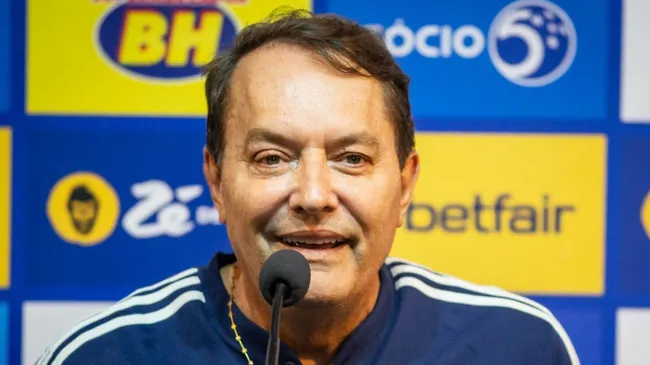 Foto: Fernando Moreno/AGIF – Pedro Lourenço definiu condição para negociar o meio-campista no mercado da bola em 2025.