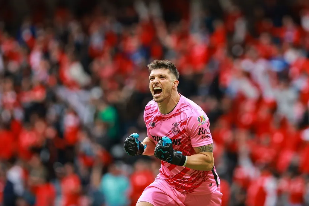 TOLUCA, MEXICO – SEPTEMBER 28: Tiago Volpi of Toluca celebrates the team’s first goal scored by Paulinho of Toluca during the 10th round match between Toluca v Atlas as part of the Torneo Apertura 2024 Liga MX at Nemesio Diez Stadium on September 28, 2024 in Toluca, Mexico. (Photo by Manuel Velasquez/Getty Images)