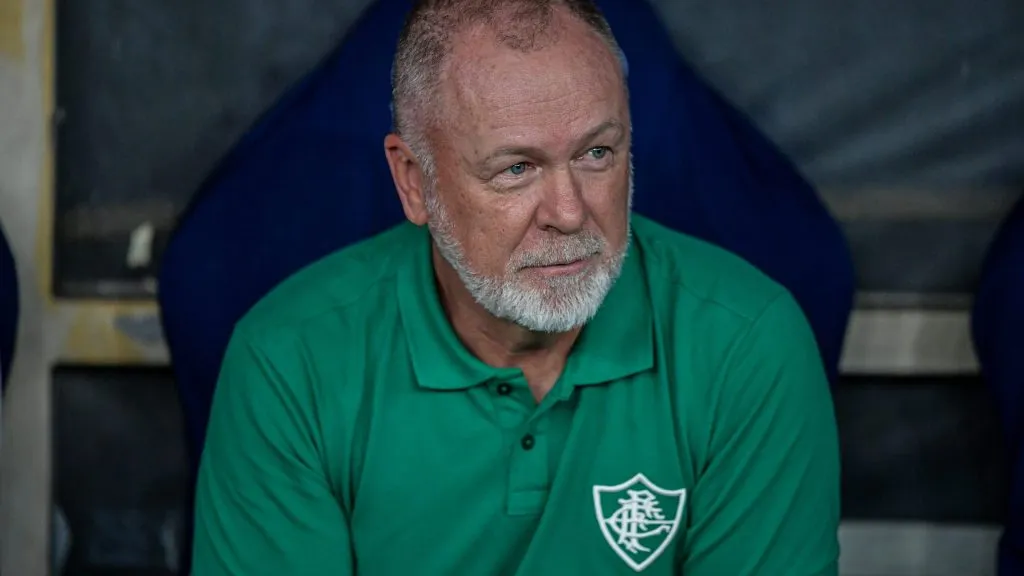 Mano Menezes com a camisa do Fluminense. Foto: Thiago Ribeiro/AGIF