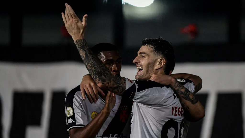 Rayan e Vegetti comemorando pelo Vasco. Foto: Thiago Ribeiro/AGIF